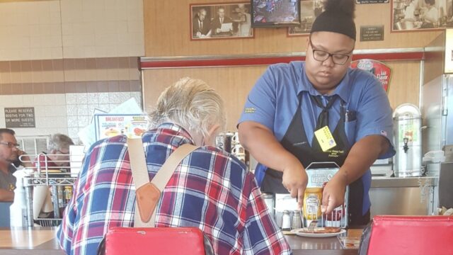 Donna scatta una foto di nascosto alle spalle dell’anziano signore, poi rivela la verità su cosa faceva la cameriera al cibo…