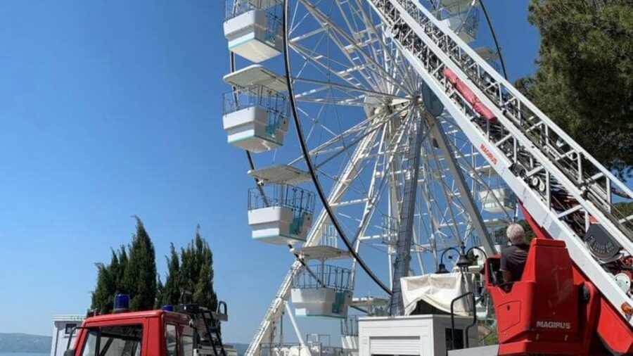 Paura sulla ruota panoramica, una famiglia bloccata