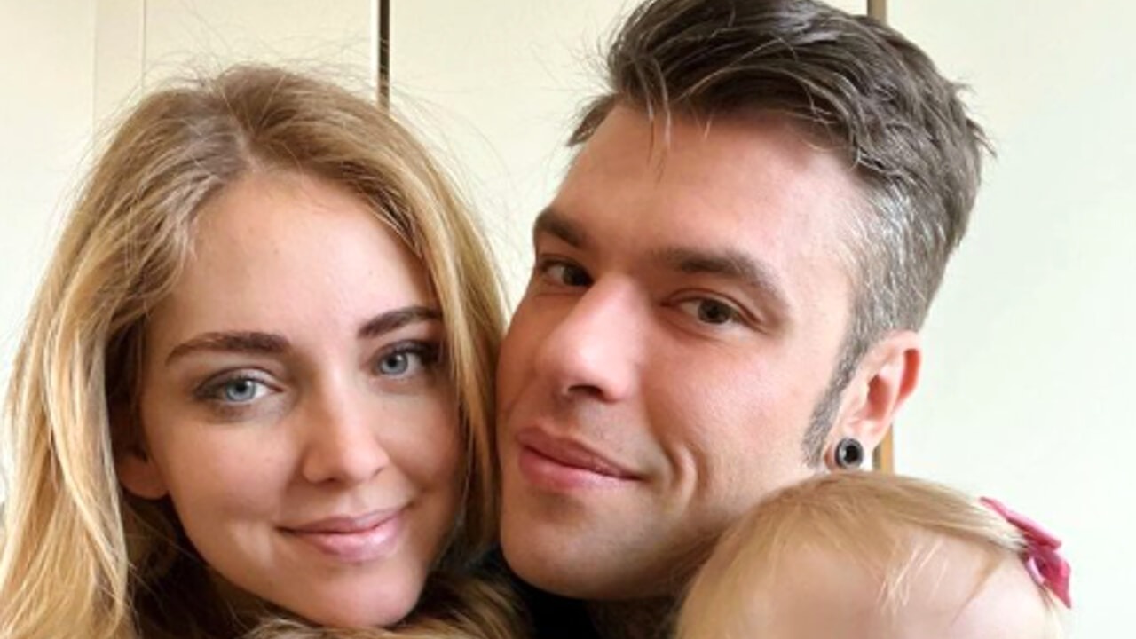 Fedez e Chiara Ferragni stretti in un abbraccio