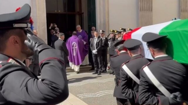 Dolore e tristezza durante i funerali dei due carabinieri travolti a Campagna, lo straziante addio della fidanzata di Francesco Ferraro commuove