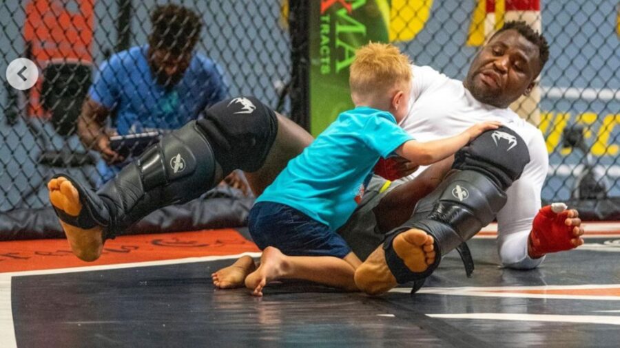 bambino con Francis Ngannou