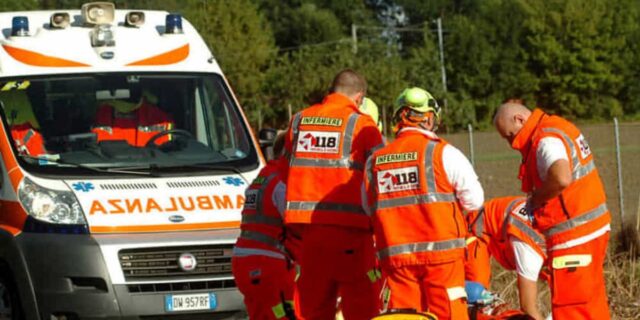 Dramma in strada, donna muore schiacciata dalla sua stessa autovettura: cosa è successo