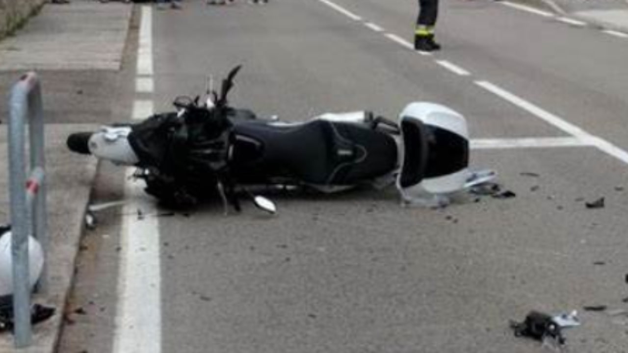 La moto si schianta nell'incidente