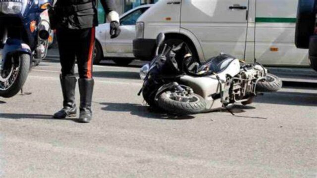 Violento incidente tra auto e moto sulla superstrada: il motociclista ha avuto la peggio