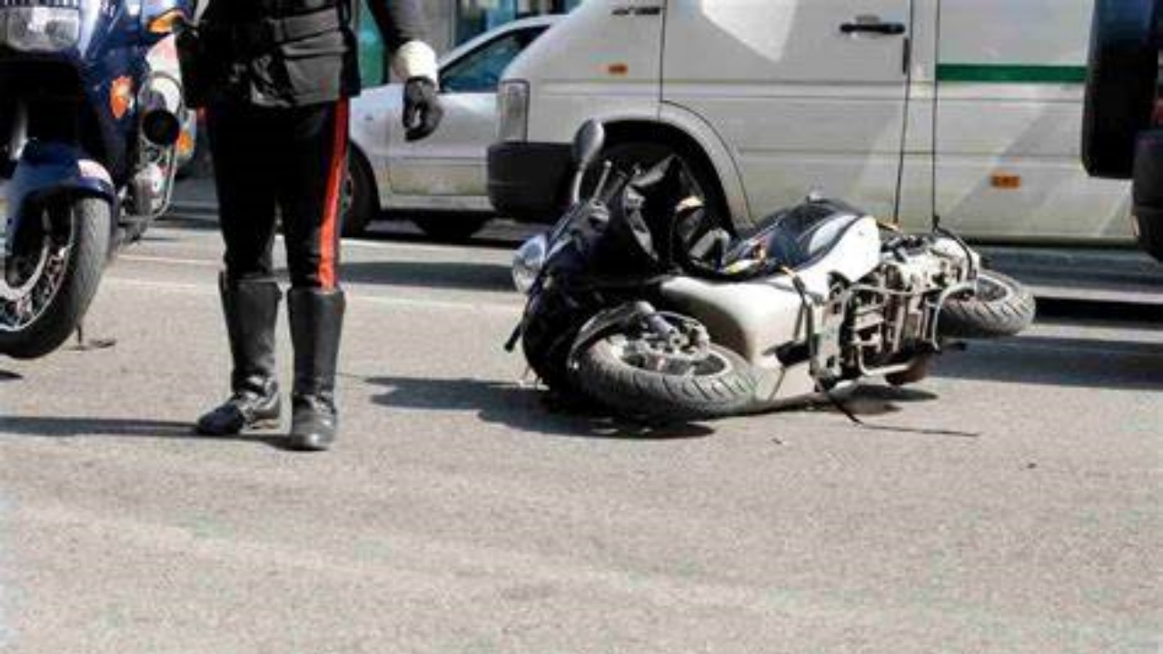 Incidente tra una moto e un'auto