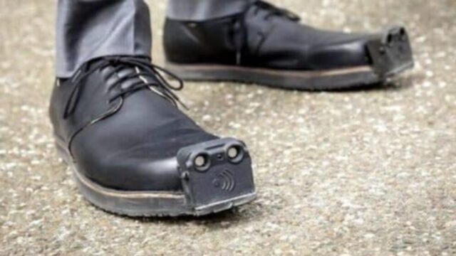 Se vedi qualcuno che indossa queste scarpe, interrompi quello che stai facendo: faresti meglio a sapere cosa significa