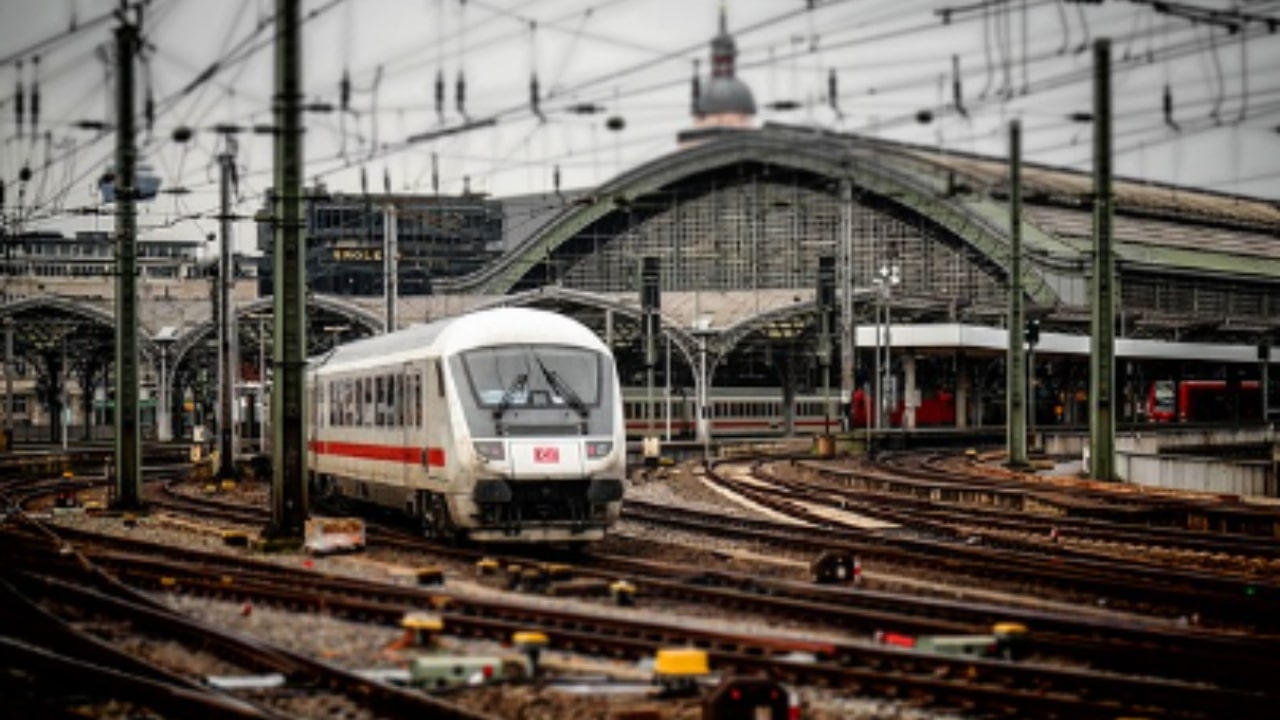 Treno travolge una donna al passaggio a livello