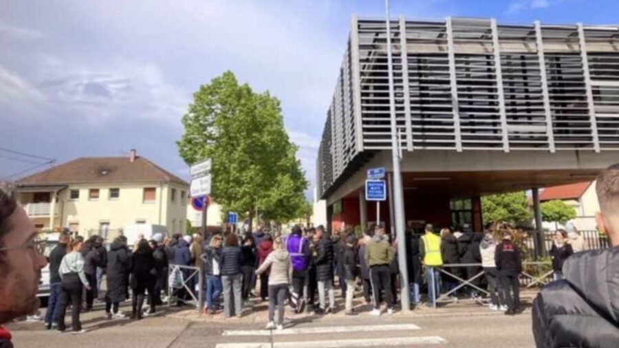 Due bambine accoltellate fuori da una scuola: una ragazzina di 14 anni che ha assistito alla scena è morta per lo shock