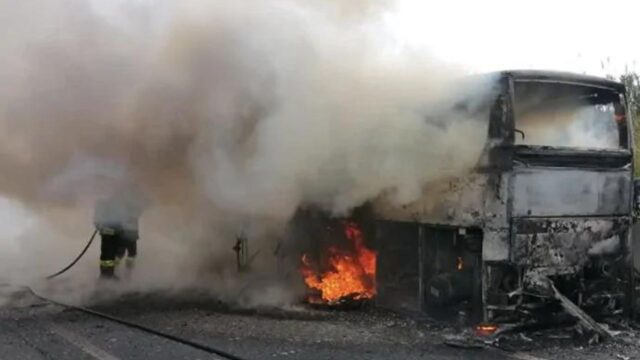 “È andato tutto in fiamme” Dramma in strada, traffico bloccato e soccorsi immediati: dove e cosa è successo