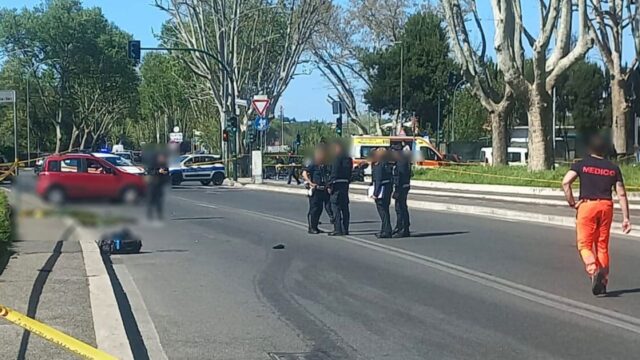 “Tragico incidente” Soccorsi sul posto e strada chiusa al traffico: è gravissimo