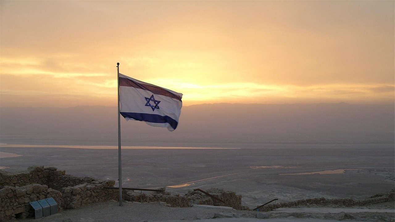 Bandiera Israele issata