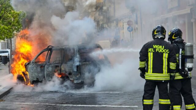 Torna dal bar e sale in macchina per ripartire, ma l’auto prende fuoco: morto carbonizzato