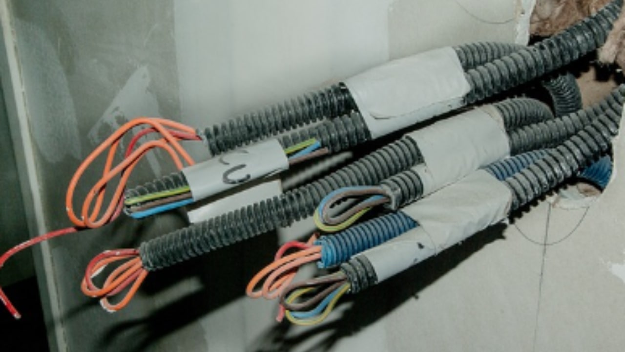 Cables capable of generating an electric shock