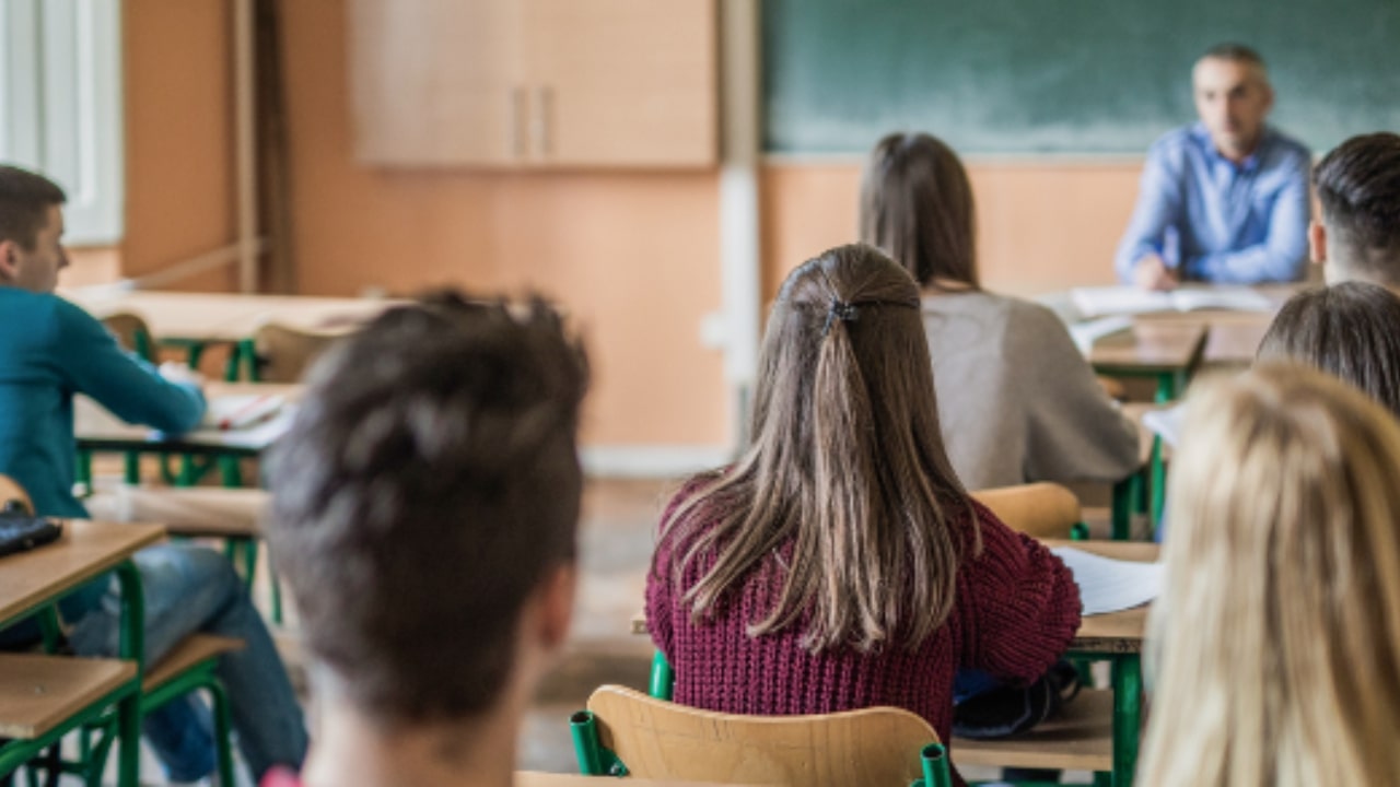 Studentessa aggredisce coetanei e prof