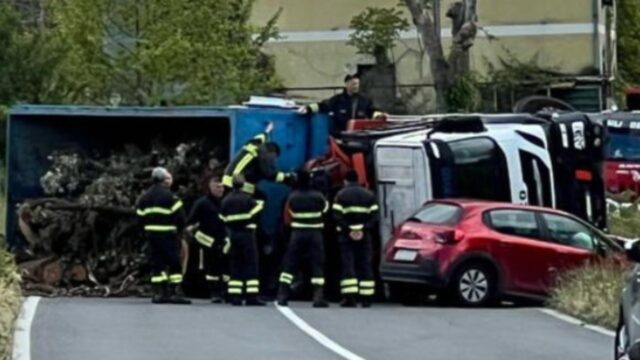 Scontro tra tir e un’auto: strada viene chiusa al traffico, il camionista rischia la vita