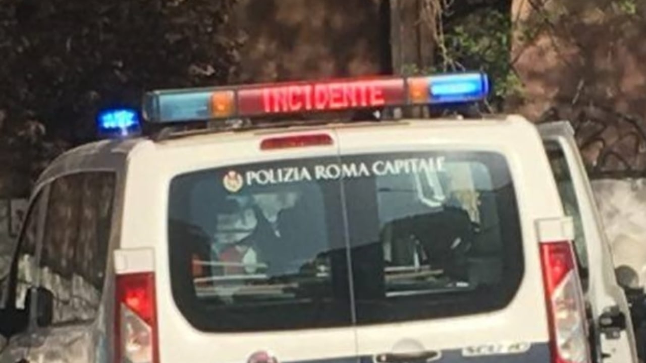 Polizia e soccorsi aiutano vittime tir e auto