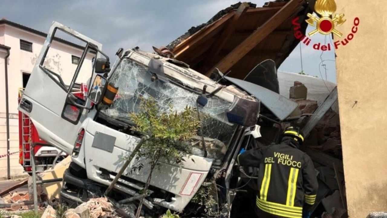 Camion si scontra contro chiesa