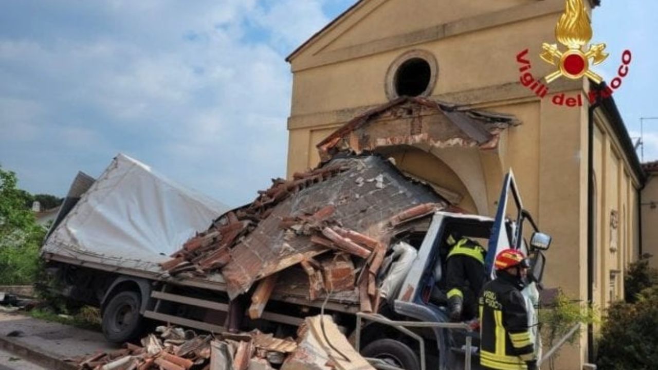 Camion sbatte contro chiesa