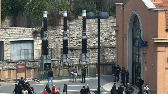 “Uscire subito” Allarme bomba nella città, edificio evacuato e paura tra i presenti: dove e cosa sta succedendo ora