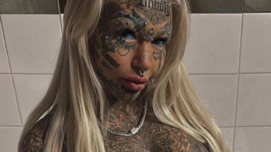Ha speso più di 140.000 sterline per ricoprirsi di tatuaggi: ora la donna mostra le foto di com’era prima