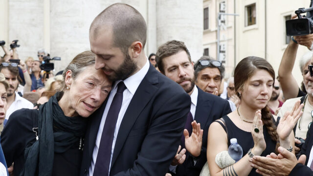 “Diagnosi errata, nessuna metastasi: bastava un antibiotico”, il noto giornalista si poteva salvare. La rabbia dei figli