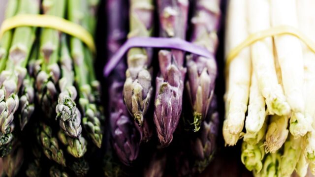 Perché la pipì puzza dopo aver mangiato gli asparagi? Svelato il motivo!