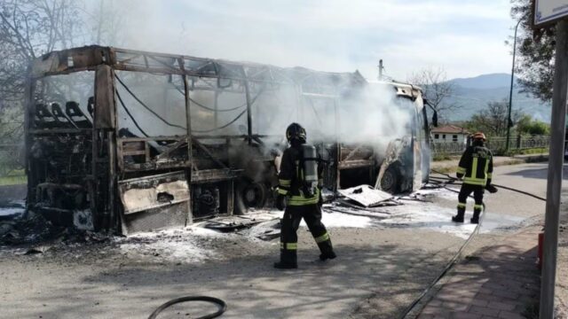 “Distrutto dalle fiamme” Paura per il conducente di un bus: dove e cosa è successo