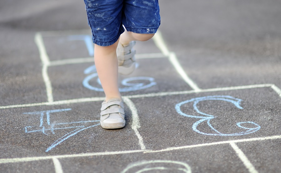 bimbo di sei anni investito nel viale di casa