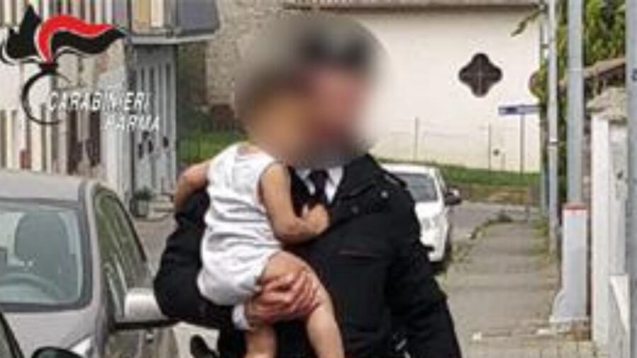 Un bambino di 3 anni si allontana da casa in tricicloUn bambino di 3 anni si allontana da casa in triciclo