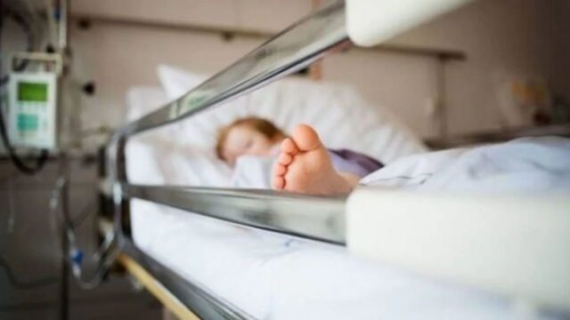 Bambina di due anni ricoverata d’urgenza, gravi le sue condizioni: corsa in ospedale subito dopo che i genitori si sono accorti cosa è accaduto