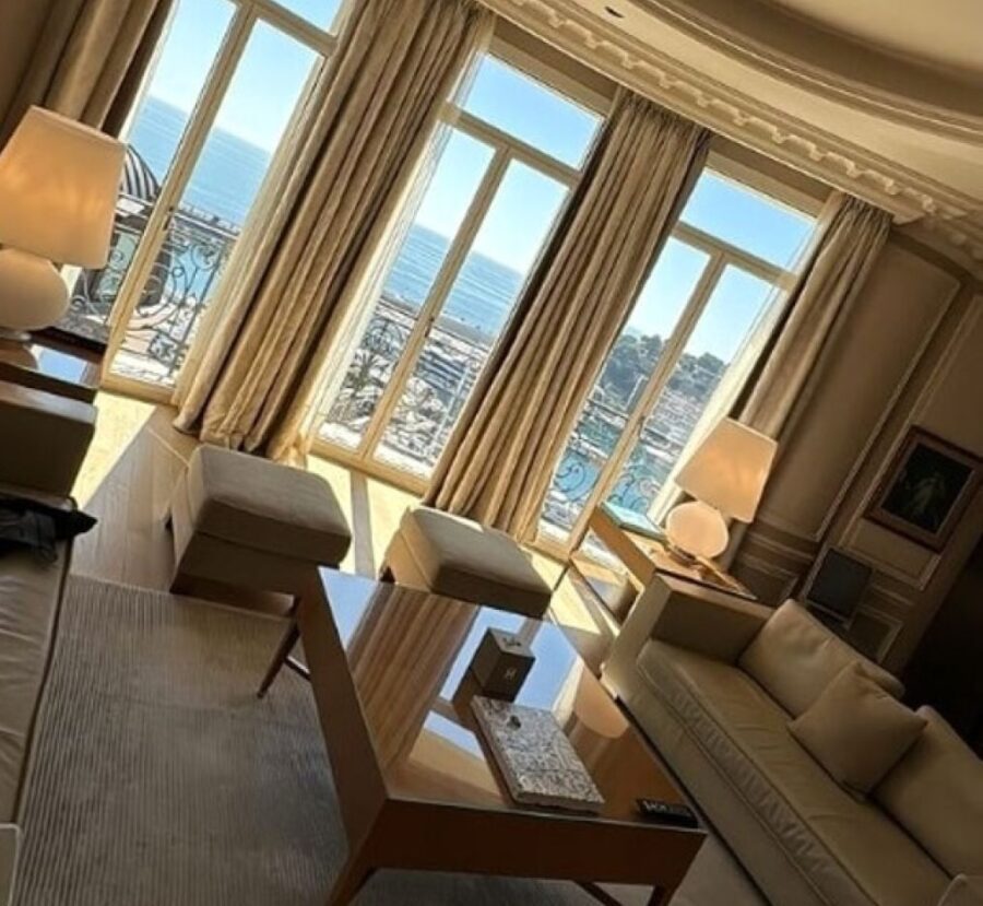Chanel Totti e Cristian Babalus la loro lussuosa camera con vista mare.
