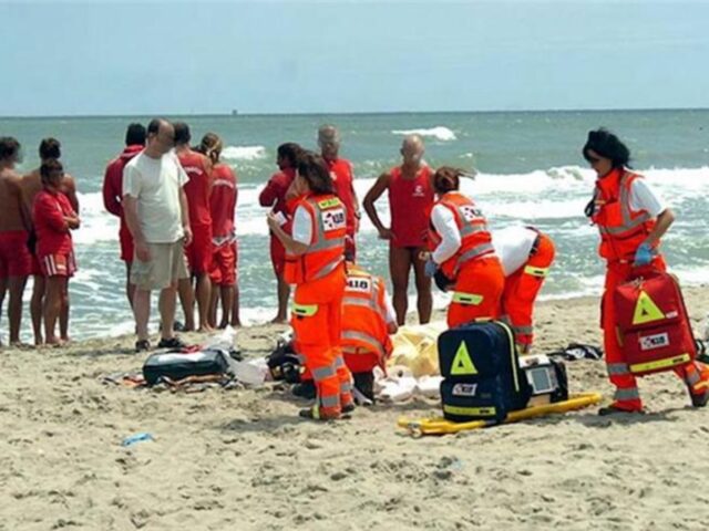 Tragedia in mare, il fidanzato prova a salvarla ma non c’è nulla da fare, ora la Procura indaga: cosa e dove è successo