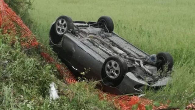 Dramma sulle strade, donna finisce con l’auto in un fosso: è morta sul colpo