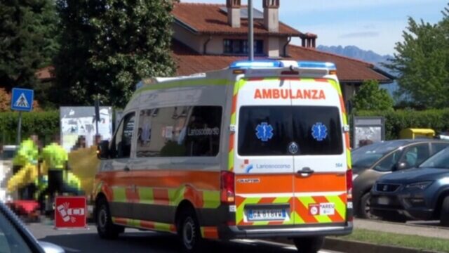 Donna travolta da un furgone mentre attraversa la strada, è morta in ospedale: è caccia al pirata della strada