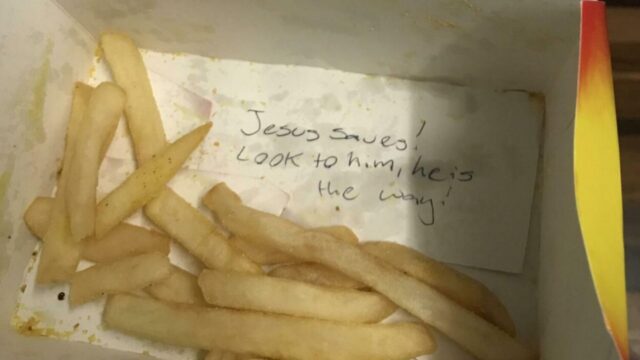 ”Che disgusto” un ragazzo trova un messaggio in contenitore di patatine fritte comprate al fast food