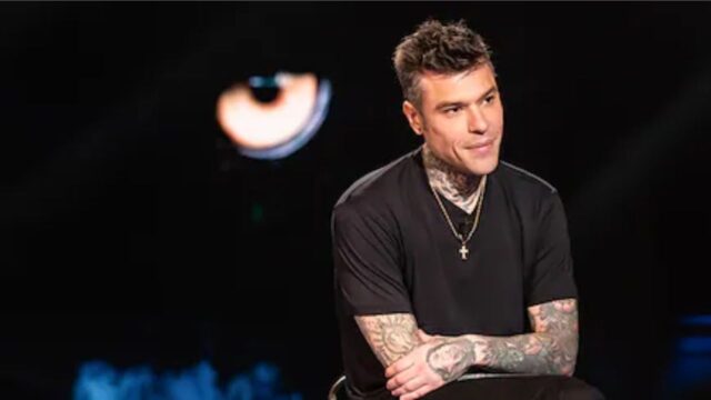 Fedez a Belve, il ciondolo indossato ha un significato particolare: ecco quale