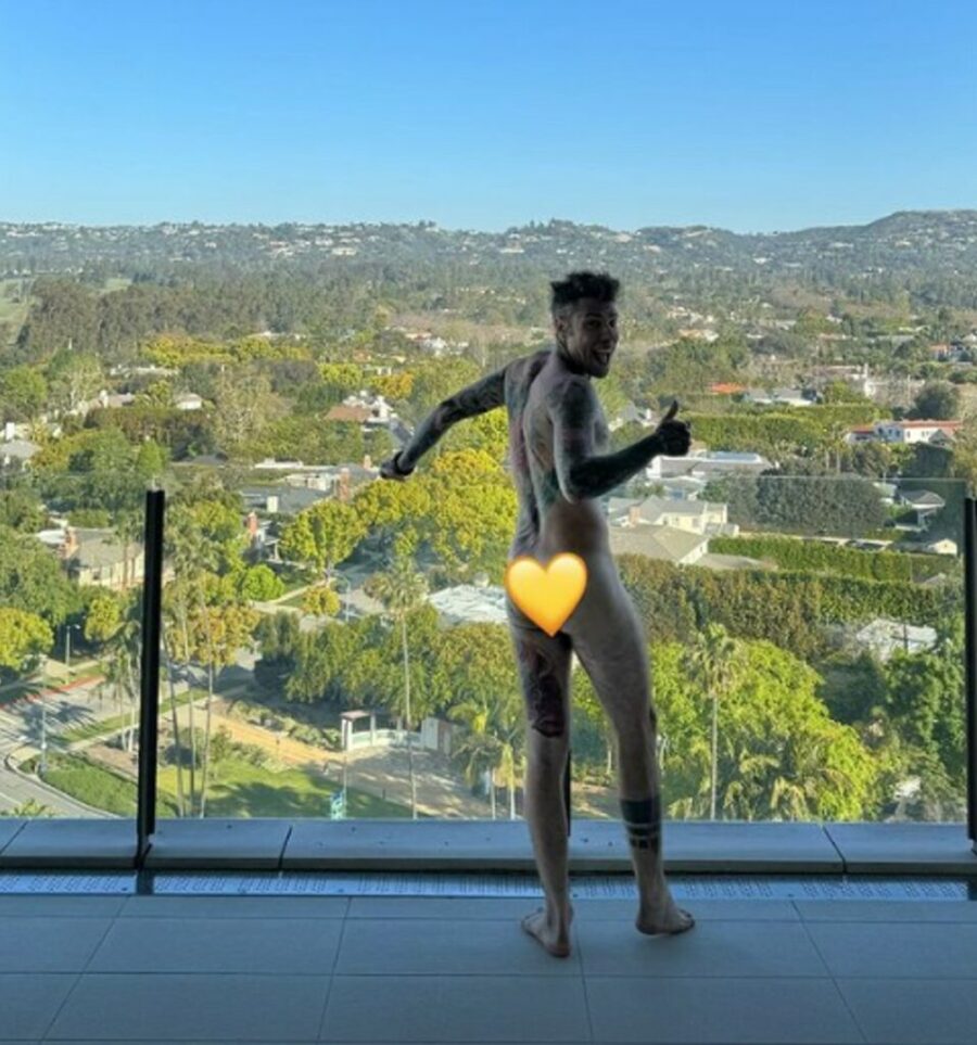 Fedez nudo nel terrazzo a Los Angeles