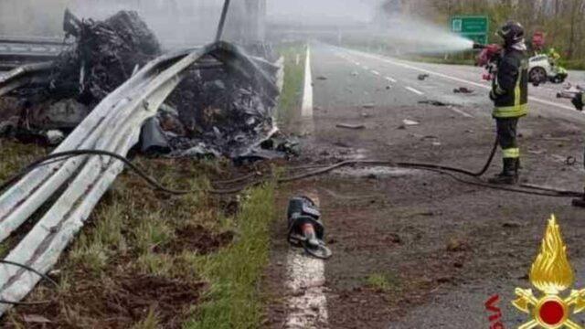 Incidente a Santhià, Ferrari si spezza in due dopo lo scontro: necessario il test del DNA per riconoscere le vittime