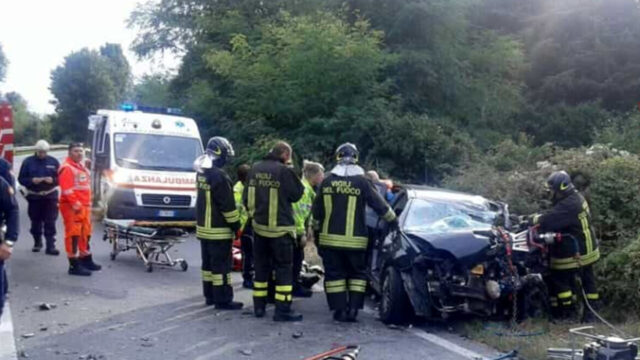 Frontale tra auto e tir, il bilancio è pesantissimo: morti mamma e bimbo di 12 anni