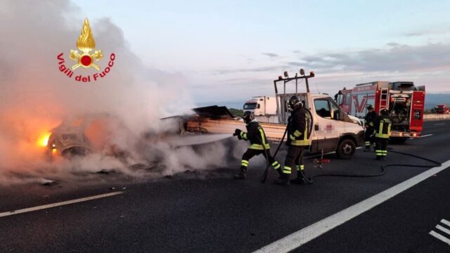 Incidente sull’A1, auto tampona furgone che prende fuoco e poi fugge via: è caccia alla persona che ha provocato il sinistro