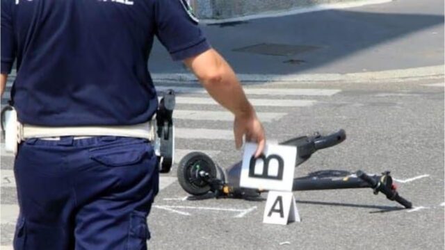 Investe due adolescenti in monopattino: grave incidente su una strada statale, le conseguenze non sono semplici