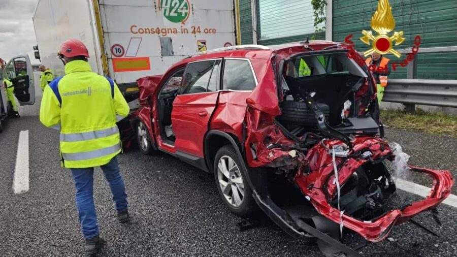 “È in gravissime condizioni” Terribile schianto in autostrada, necessario l’intervento dei Vigili del Fuoco: dove e cosa è successo