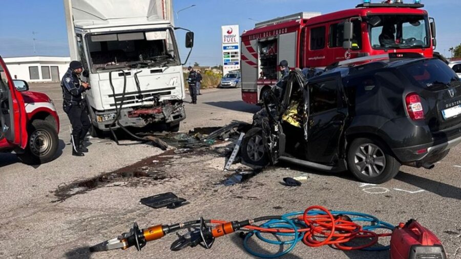 Incidente frontale mortale tra un'auto e un camion