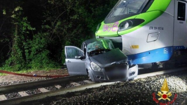 Tragico incidente, rimane intrappolata nella sua auto tra le sbarre del passaggio al livello mentre passa il treno: il bilancio è drammatico