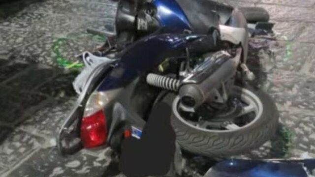 Violento incidente stradale tra auto e scooter: ad avere la peggio è stato il centauro
