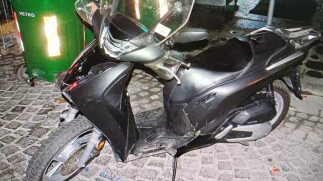 Investe una coppia di diciannovenni motorino e scappa: si cerca il pirata della strada. Le condizioni dei giovani