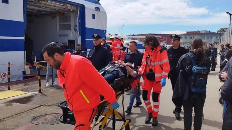 Incidente al porto di Napoli causa maltempo, sul traghetto