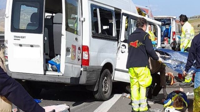 “Ci sono feriti gravi” Terribile incidente in autostrada, il bilancio è drammatico: dove e cosa è successo 