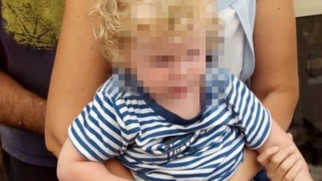 Sposta l’auto in retromarcia ed investe in figlio: il piccolo Matteo è morto ad un anno e mezzo dopo due giorni di agonia