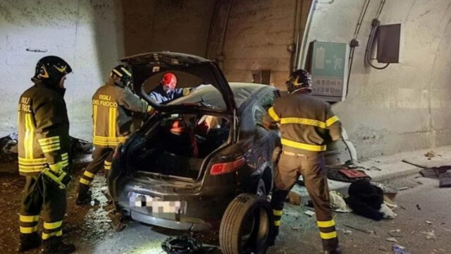 Incidente a Montesilvano, dopo un tamponamento si scontrato contro il muro della galleria, morti due giovani